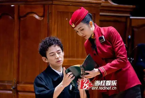 王鸥在节目中与何炅过招拼智商.