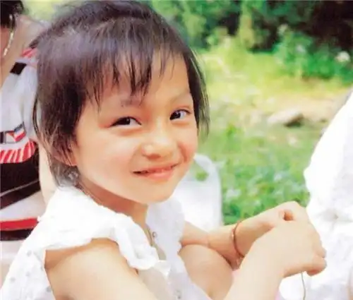 大家可以从她的童年照片中就能看得出来,我们的张韶涵从小就是没人