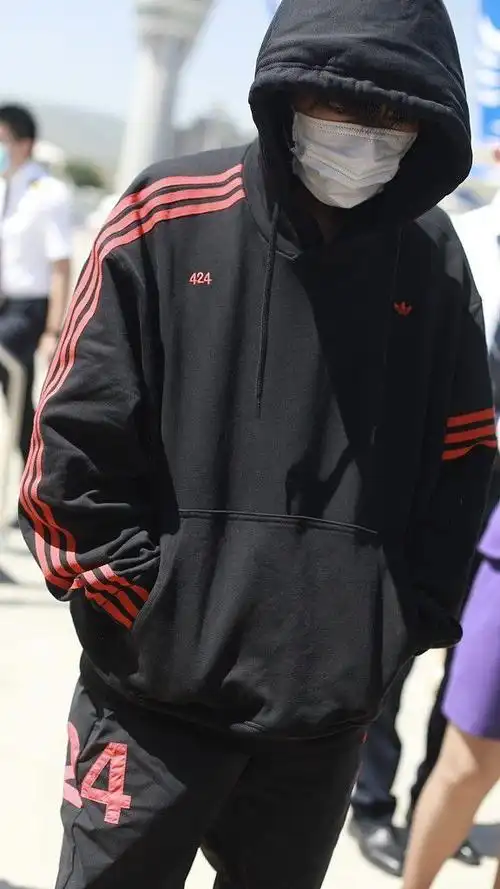 易烊千玺的五官真是长开了,棱角分明,更有一种高端雕塑感|卫衣|运动裤