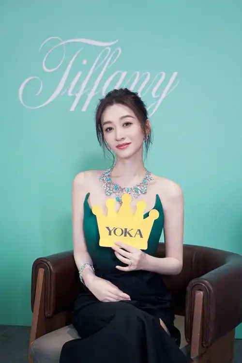 李小冉身穿蓝色渐变色高开叉礼服搭配蒂芙尼璀璨珠宝