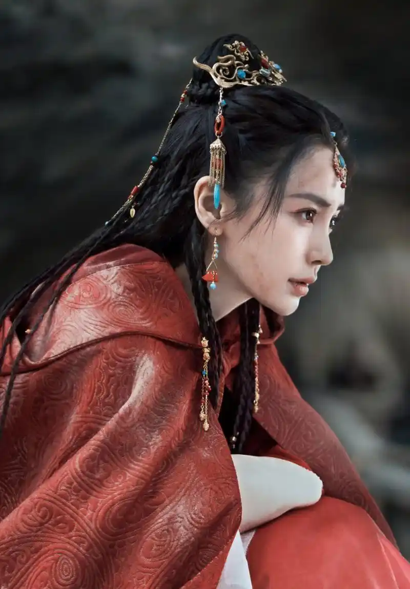 angelababy《相思令》首波剧照,战损妆看起来好可怜啊,有种眼含热泪的