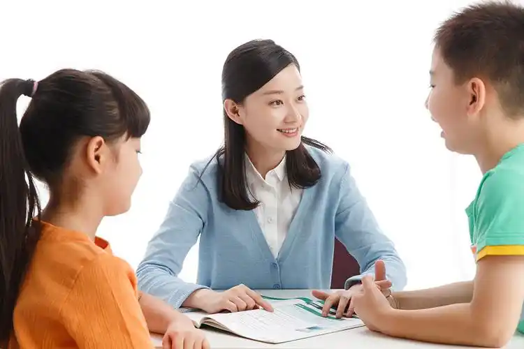 教师在为小学生辅导课程图片