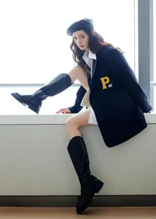 杨幂化身温柔酷姐大波浪黑西装长筒靴姐姐衣品就没出过错