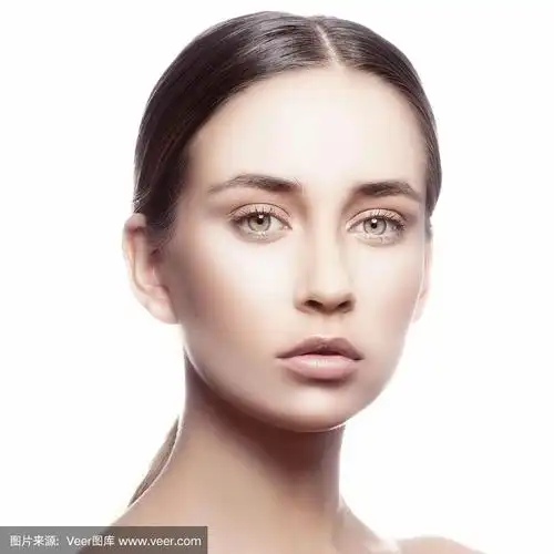 年轻的模特美女大头照