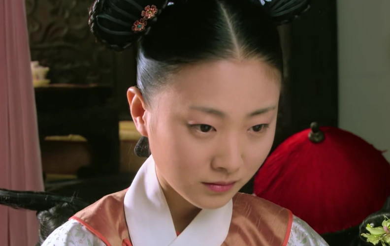 祺嫔有家世有背景又是一宫主位,为什么打个宫女就要被降位?