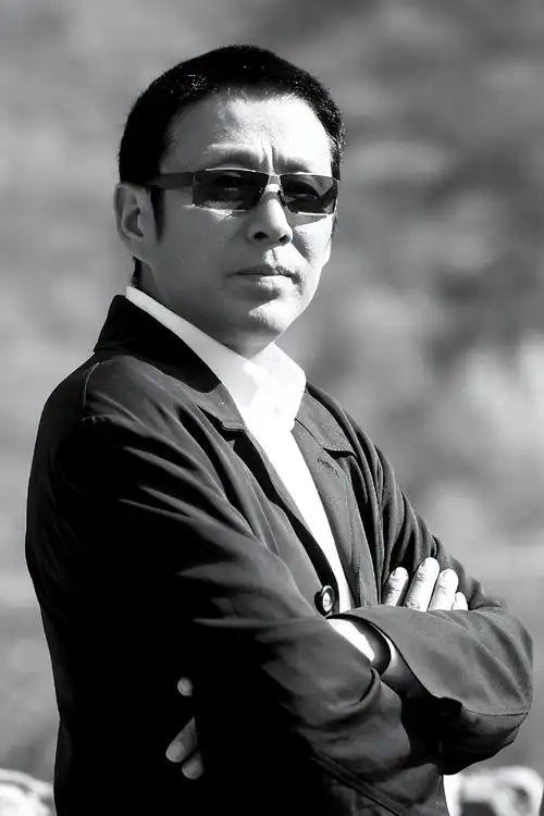 67岁陈道明驾豪车聚餐,两鬓斑白男神魅力不减,与友交谈气场强大