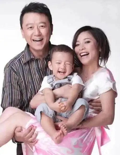 回顾演员郭涛镜头前和小十几岁娇妻秀恩爱背地里却看不起她