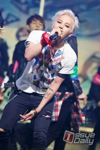 求:权志龙白发的一个造型和一个锅盖头的,vip们帮帮忙