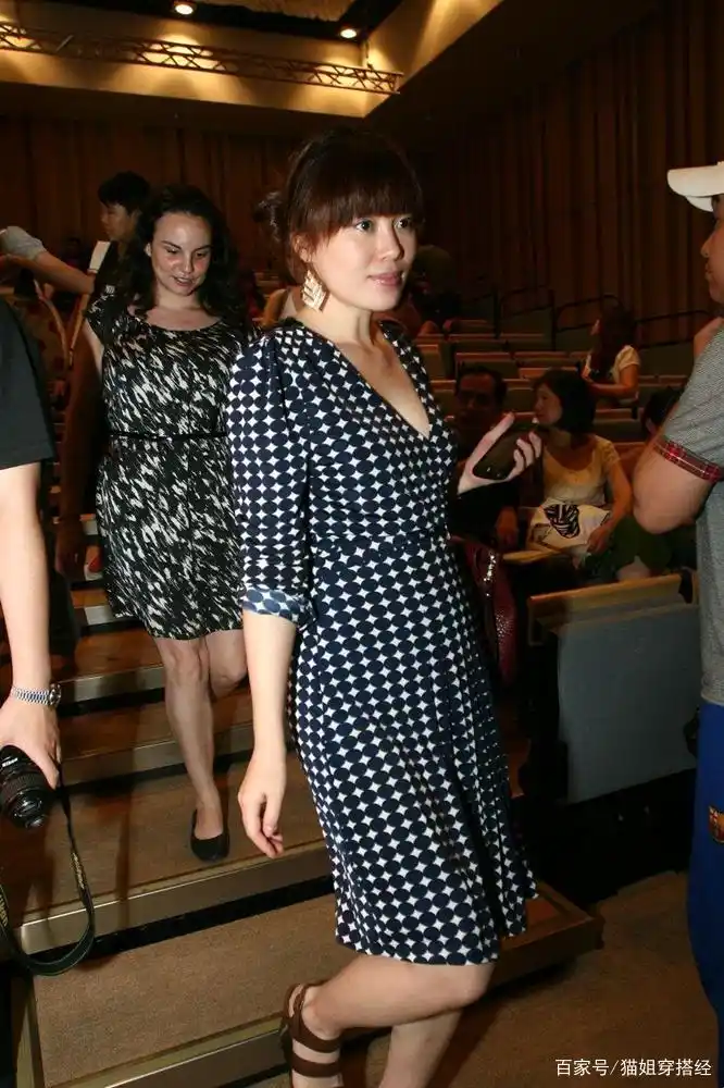 段奕宏日籍妻子晒美照,穿深v裙减龄又时尚,"发际线"更惹人羡