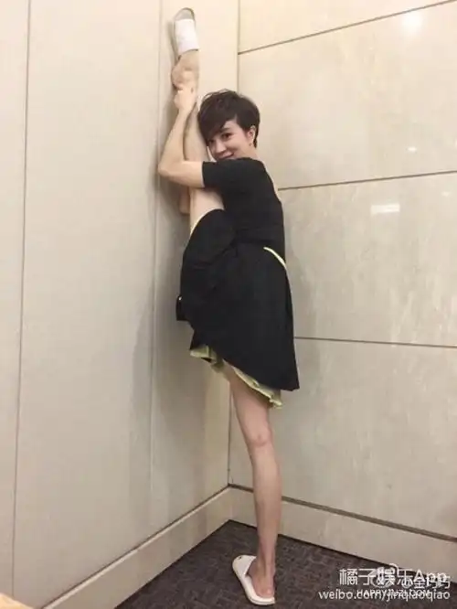 王菲知道"一字马"的魅力有多大吗,王菲也要练.