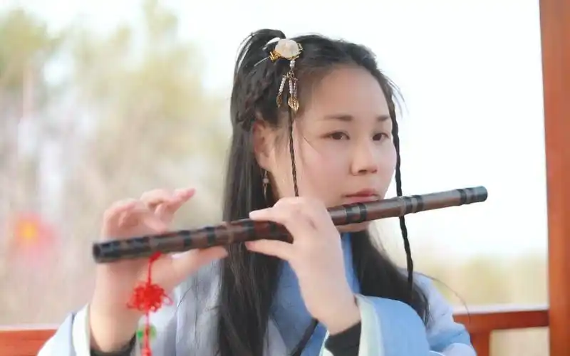 汉服古风美女吹笛子