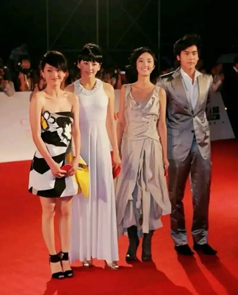 男星彭于晏身高182站在身高164的女星桂纶镁旁边很显高  面对女星穿