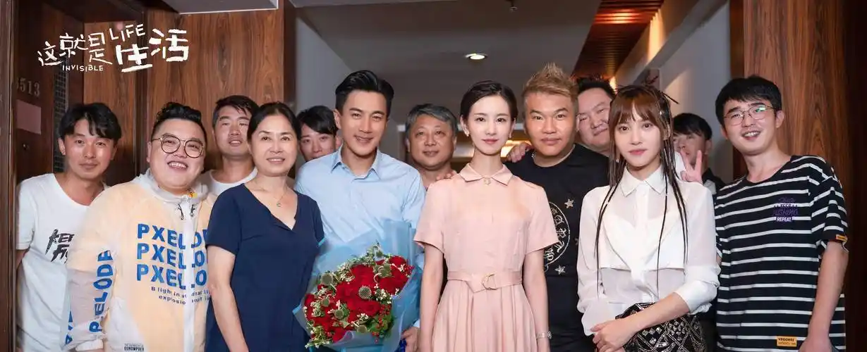 而刘恺威和陈都灵在电视剧中扮演的是一名职场小白和上司之间的办公室