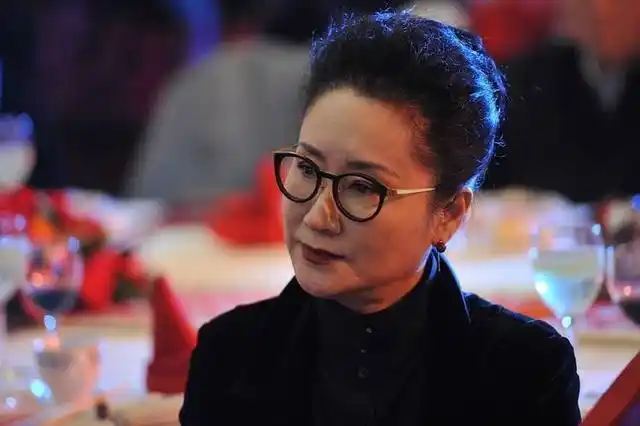 他是一个下流的春晚总导演,辜负三任妻子,最后因脑癌寂寞离场|春节