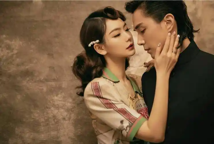 李承铉"爱妻日"示爱戚薇,二胎儿子首出镜,温馨家庭令人羡慕