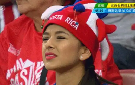 哥斯达黎加美女球迷抢眼回眸一笑百媚生组图2
