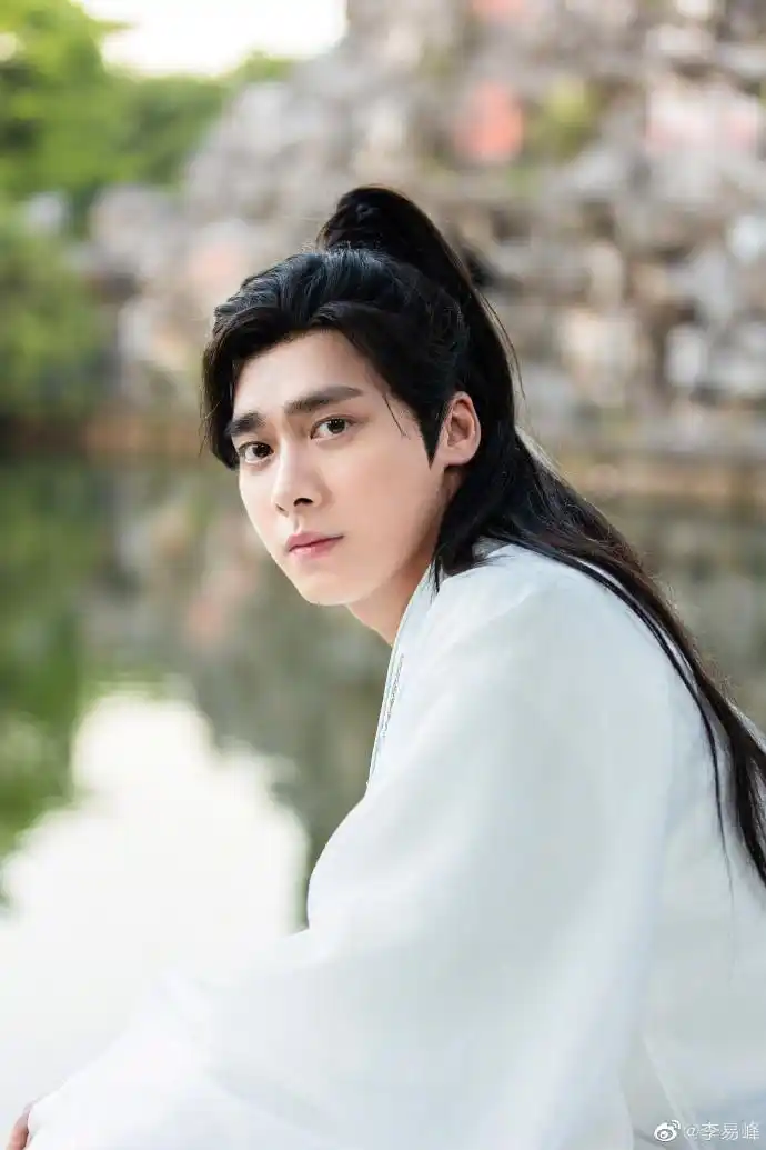 李易峰中秋晒白衣古装照02高马尾造型英俊帅气