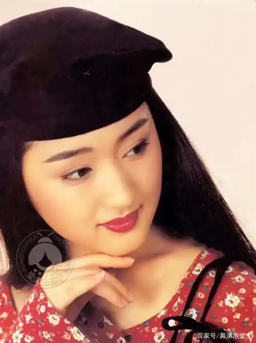 杨钰莹晒美照被赞童颜逆天,二十年前的青涩旧照更是美得无可挑剔