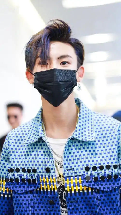 "小鬼"王琳凯穿拼色夹克配破洞牛仔裤 头发染色玩非主流人气旺