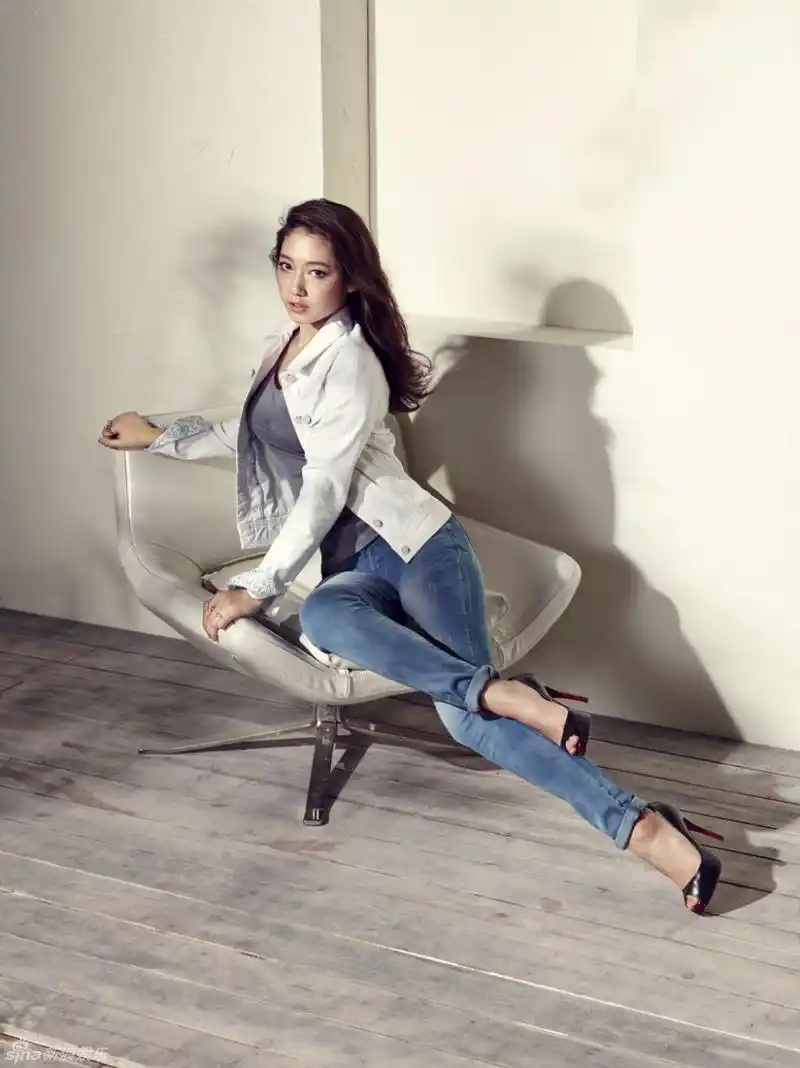 朴信惠携手安宰贤拍情侣写真 纹身添性感