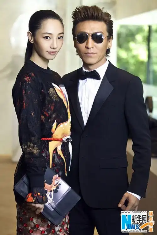 白百何陈羽凡恩爱甜蜜 时尚酷帅个性十足[组图]