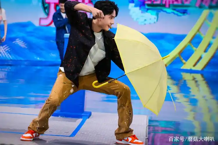 王一博一人分饰俩角街舞水舞台燃爆现场快本呆萌游戏王