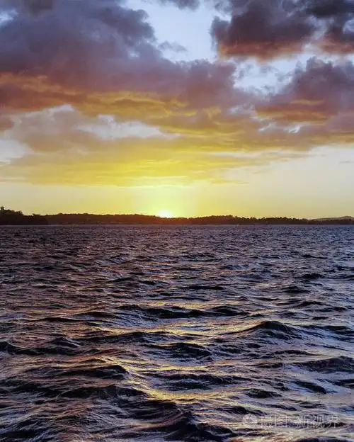 澳大利亚夏季海景, 有海浪的水景, 橙色和黄色日落, 主要是积云对淡