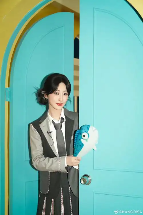 我只能握住拳头,打向自己的肚子,帮自己出口饿气#杨紫