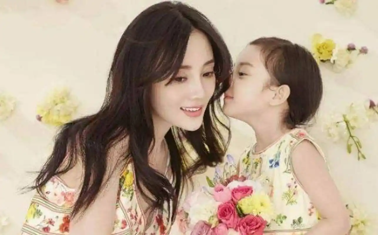 李小璐怀2胎?与贾乃亮出现在妇科医院,孩子是贾乃亮的?