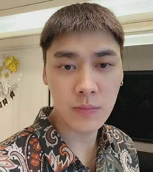 李易峰直播颜值崩塌,脸庞发福满眼红血丝,不修边幅发型像大叔