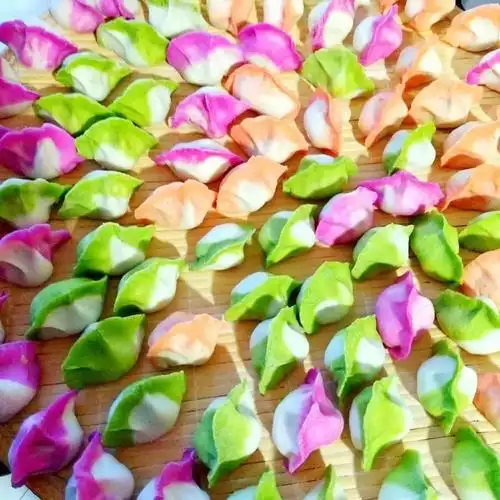 作为北方人的我更是爱吃饺子,看看我们大年初一包的五颜六色的漂亮