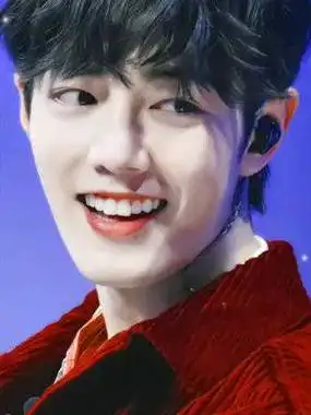 战战超甜治愈系笑容,你的微笑编织了每一个奇妙#肖战米兰时装周