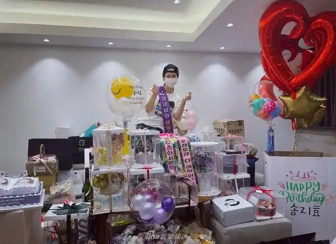 宋智孝年龄多大了 宋智孝晒照庆祝40岁生日屋里礼物堆成小山
