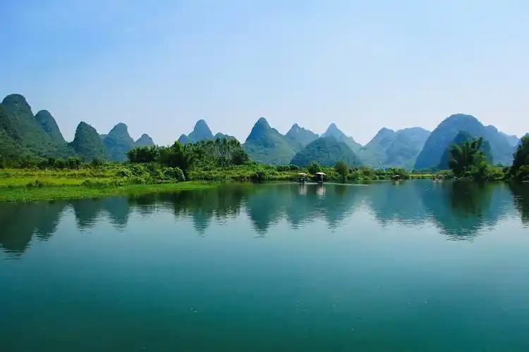 山清水秀,风景如画.桂林山水闻名遐迩,我最爱阳朔遇龙河.