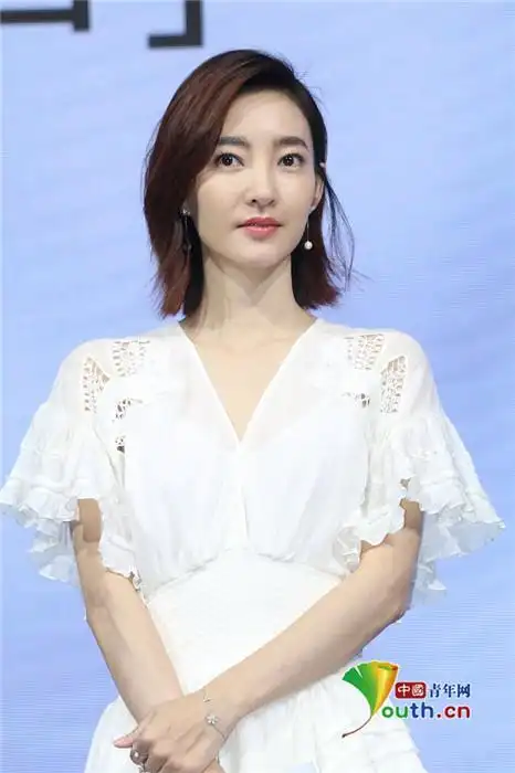 王丽坤微笑比心状态佳穿白裙秀蚂蚁腰明艳动人