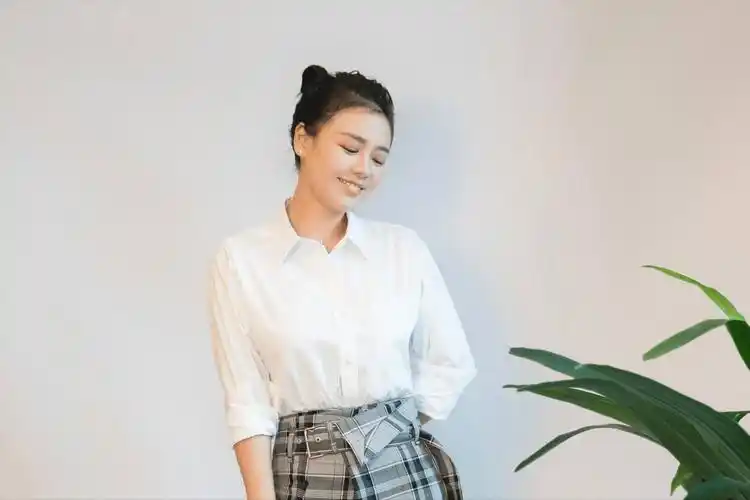 金马奖影后马思纯,与男友牵手游玩,小腹微微隆起坐实怀孕传闻?