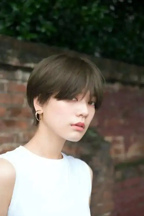 既可以假小子,也可以很女人,搭配一件简单的纯色t恤都帅的掉渣!