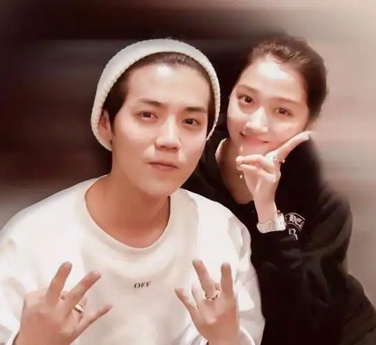 关晓彤穿超短裤看鹿晗演唱会两人同框照曝光戴同款口罩显甜蜜