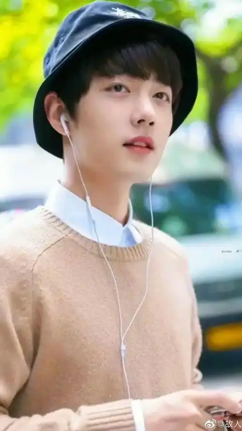 原来肖战刚出道的时候衣品就这么好