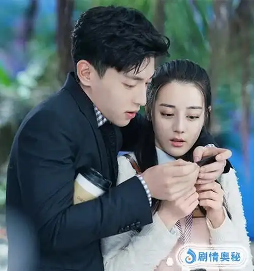 邓伦被问"想追热巴还是杨紫",4字显高情商,"求生欲"太强!