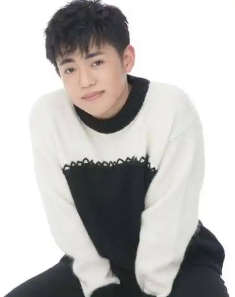 当年的军艺初代校草洪剑涛如今变胖叔和儿子跨时空斗戏