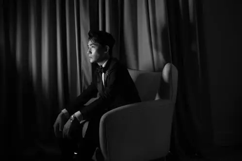 朱一龙 > 朱一龙黑白光影帅气写真图片(2/4)朱一龙相关图片 推荐壁纸