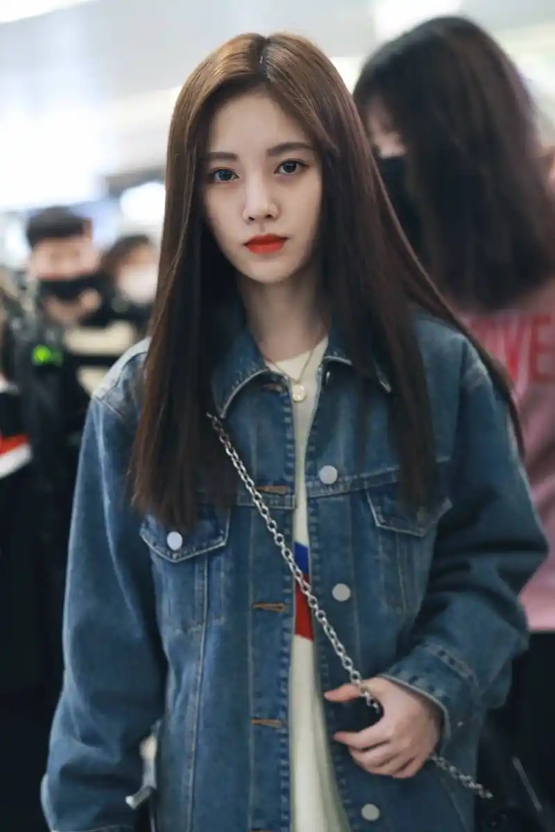 鞠婧祎红唇穿蓝色牛仔衣现身机场,皮肤白皙面带微笑