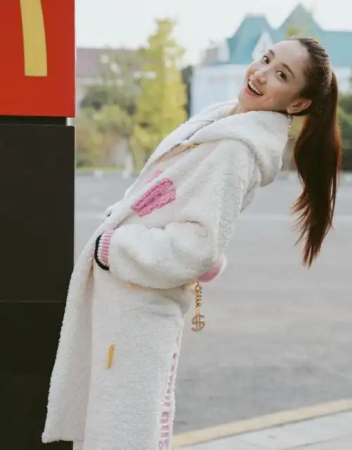35岁陈彦妃气质不错!白色羊羔毛大衣清新甜美,扎高马尾俏皮阳