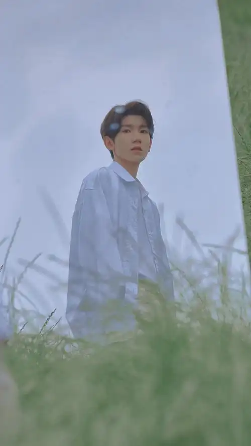 王源超话#王源纯白套装#全世界最适合穿白衬衫的人出现了@tfboys-王源