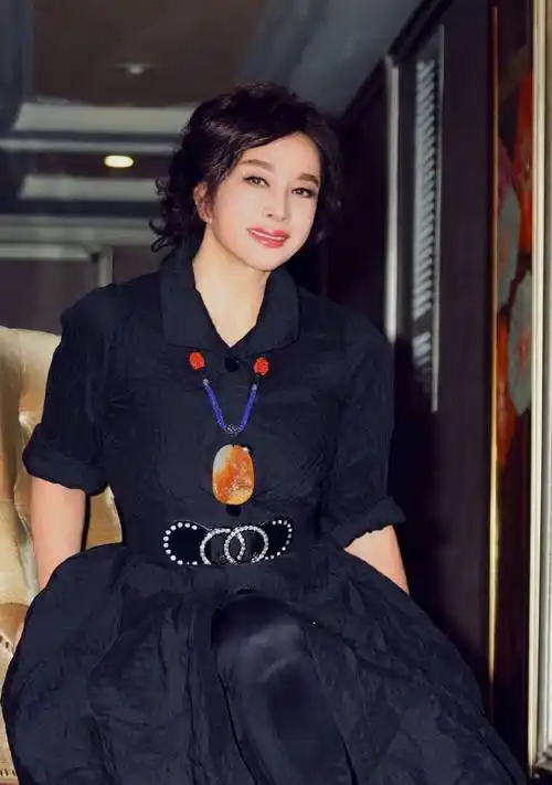 64岁刘晓庆晒近照,佩戴名贵珠宝,贵妇气质十足_留言_话剧_节目