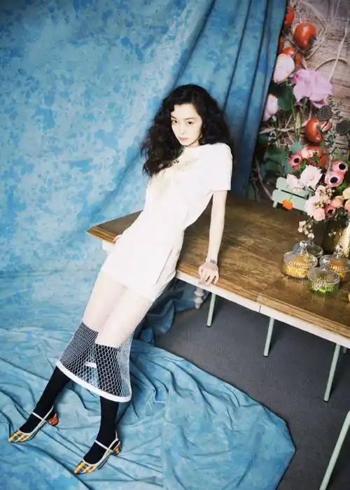 宋轶越来越有范,一袭黑色吊带紧身裙秀出小时尚,精致优雅又高级_服装