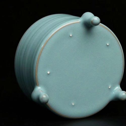 图一是汝瓷天青釉三足奁,平口,圆筒形直称为三足弦纹尊