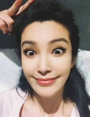 郭敬明被强吻李冰冰内心崩溃?都是热搜搞得鬼