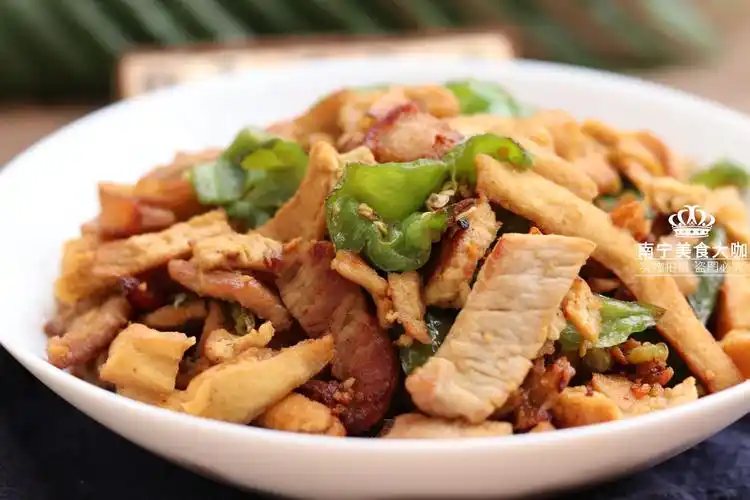 一道过年餐桌上少不了的家常菜3种食材搭配营养又美味真下饭